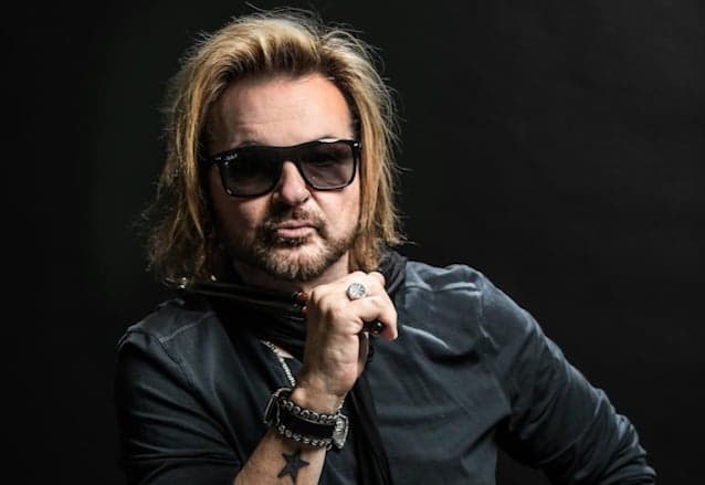 Rikki Rockett celebrará el 40 aniversario de 'Look What the Cat Dragged In' con gira de su nueva banda