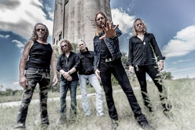 Brother Cane lanza 'Prince Charming' con figuras de Lynyrd Skynyrd