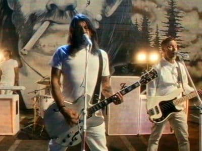 Foo Fighters Estrenan Video de 'Spit Shine' con Homenaje a Lemmy Kilmister y Elementos Zombies