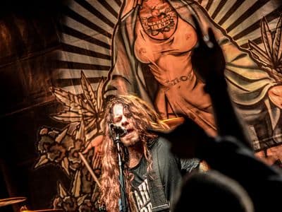 Tons — Stoned Villans: Una Inmersión Profunda en el Doom