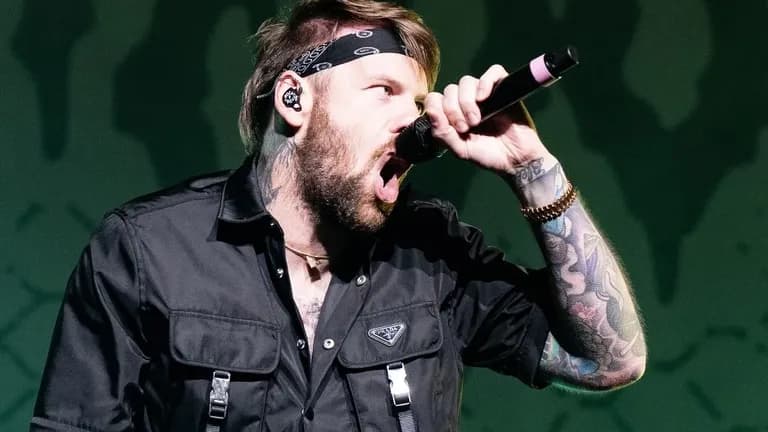 Caleb Shomo se declara "hombre gay orgulloso" en plena gira de Beartooth