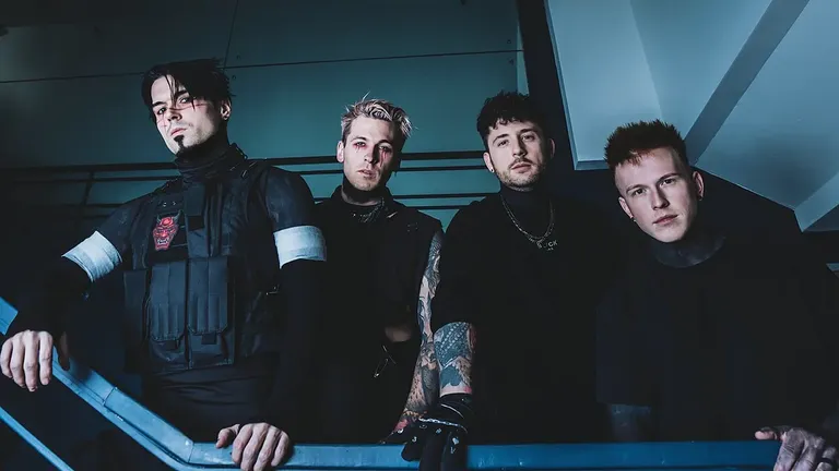 Vocalista de From Ashes to New amenaza a fan tras ataque con pistola de agua
