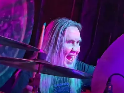 Nicko McBrain retoma los escenarios con Titanium Tart tras dejar Iron Maiden